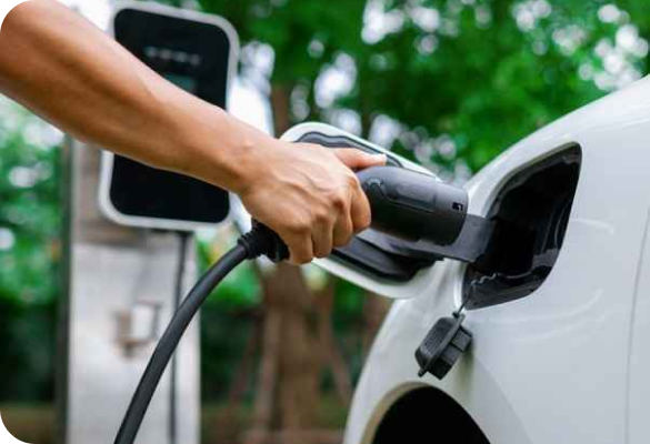 Pessoa carregando um carro elétrico